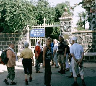Wir blicken auf die 2000 alten Grundmauern der Stadt Kapernaum